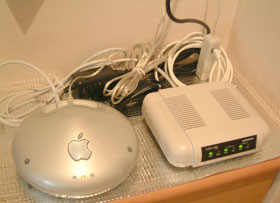 AirMacと並べたADSLモデム