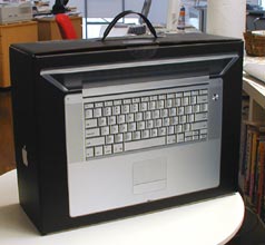 PowerBook G4の箱を後ろから見る